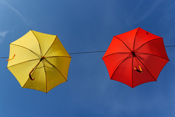 Regenschirme hängen an einer Leine, Altstadt Kempen