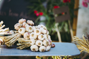 Bouquet d'ail posé sur une table