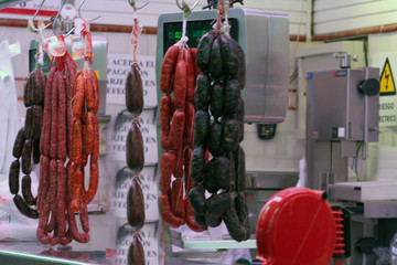 saucisses chez un charcutier