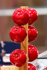 Une brochette de pommes d'amour