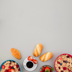 Delicioso desayuno con colores vivos