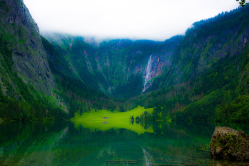 Paisaje del lago Konigsee de los Alpes en la frontera austroalemana
