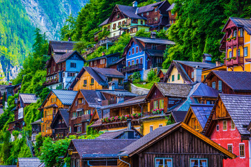 Coloridas casas de pequeño pueblo alpino en Austria