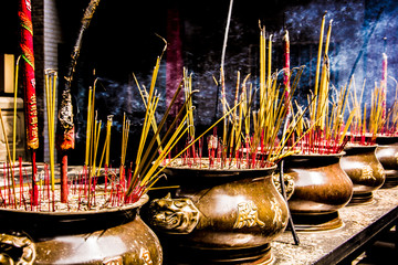 Jarrones con incienso en templo budista de Vietnam