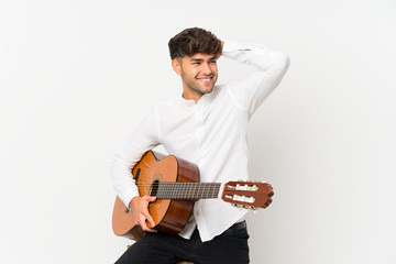 Obraz premium Young handsome man with guitar over isolated white background has realized something and intending the solution