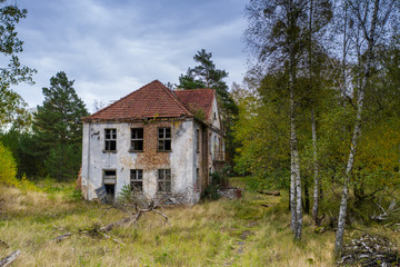 Alte verfallene Villa im Wald