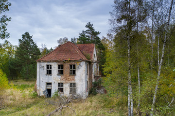 Alte verfallene Villa im Wald