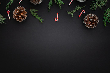 Composición navideña sobre fondo negro con textura