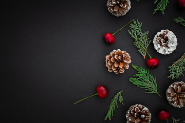 Composición navideña sobre fondo negro con textura