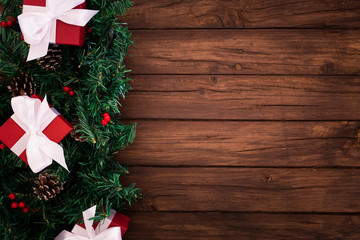 Composición con elementos de la navidad sobre fondo de madera