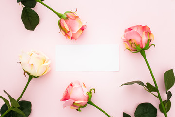 Composición romántica con rosas para boda y san valentín