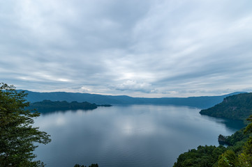 Fototapeta premium 【青森県十和田湖】夏の十和田湖：瞰湖台から眺める十和田湖は開放的な大パノラマ