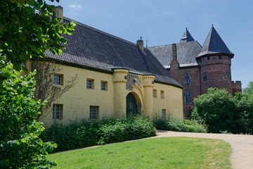 Fototapeta na wymiar Burg Linn mit Jagdschlösschen, Krefeld