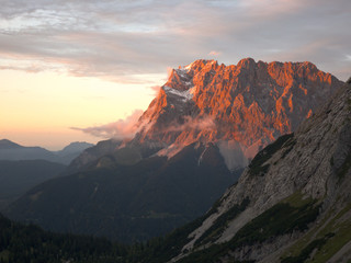 Zugspitze im Sonnenuntergang - obrazy, fototapety, plakaty