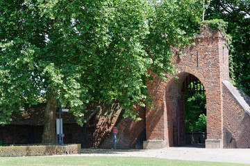 Fototapeta na wymiar Eingangstor zum Burgpark der Burg Linn, Krefeld
