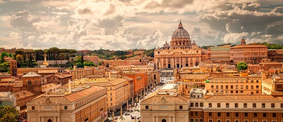 Poster Panoramisch uitzicht over Rome met de Sint-Pietersbasiliek in Vaticaanstad, Italië. Skyline van Rome. Rome architectuur en landmark, stadsgezicht. © Vladimir Sazonov