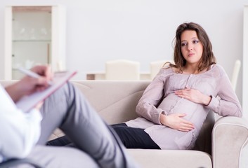 Naklejka premium The pregnant woman visiting psychologist doctor