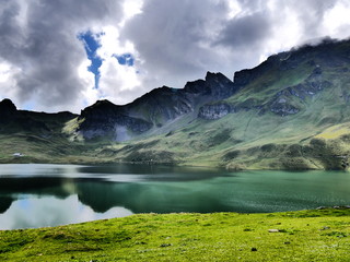 Melchsee, Schweiz: Der wunderschöne Melchsee liegt eingekesselt zwischen den Bergen