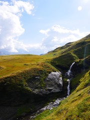Fototapeta na wymiar Bei Engelberg, Schweiz: Ein kleiner Wasserfall am Fuße des Bonistock