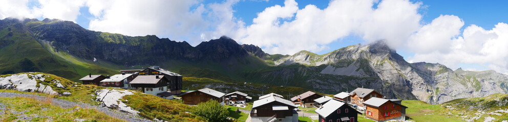 Fototapeta na wymiar Melchsee-Frutt, Schweiz: Das malerische Dorf liegt inmitten der Berge