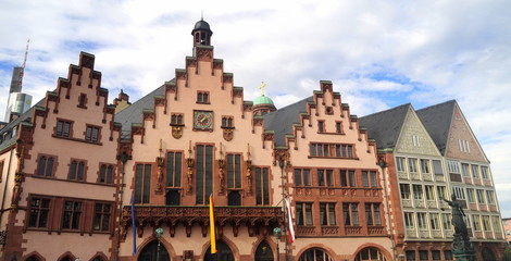 Obraz premium Typische Häuser mit Treppengiebel auf dem Frankfurter Römer