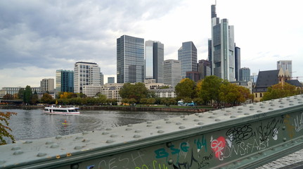Fototapeta na wymiar Panorama Frankfurts am Ufer des Mains mit Brüstung des Eisernen Stegs
