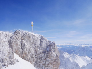 Zugspitze, Deutschland: Blick auf Deutschlands höchstes Gipfelkreuz