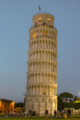 torre de pisa , noite.