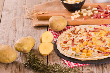 Tart with fried potato, raclette cheese and smoke flavour bacon.
