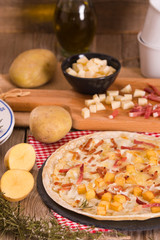 Tart with fried potato, raclette cheese and smoke flavour bacon.