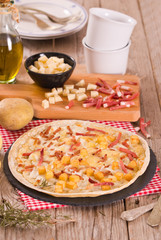 Tart with fried potato, raclette cheese and smoke flavour bacon.