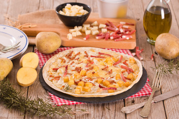 Tart with fried potato, raclette cheese and smoke flavour bacon.