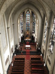 Innenansicht von oben in einer alten gotischen Kirche in Koblenz, Deutschland