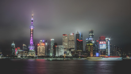 Fototapeta na wymiar Skyline von Shanghai im leichten Nebel, China