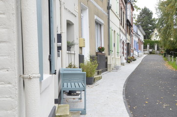 Fototapeta premium Saint-Valery-sur-Somme jolie volets colorés rue en pente