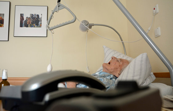 kranke seniorin im pflegeheim