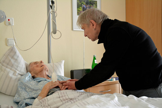 kranke seniorin im pflegeheim