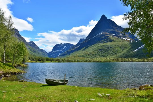 Innerdalen valley - Boat on the lake