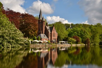 Fototapeta na wymiar Bruges - Minnewater lake - Church
