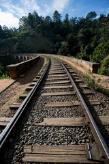 Fototapeta premium Vue sur le pont Demodara des Neuf Arches ou le Pont dans le ciel. Le Pont des Nine Arch près de la ville d'Ella, au Sri Lanka