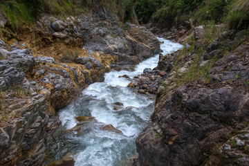 Obraz premium Raging river in Peru (Salkantay track)