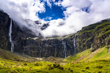 Clouds over the cirque de Gavarnie in summer - obrazy, fototapety, plakaty