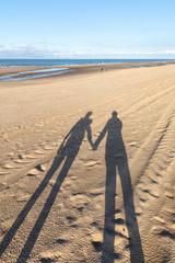 Silhouette ombre sur le sable au bord de l'eau