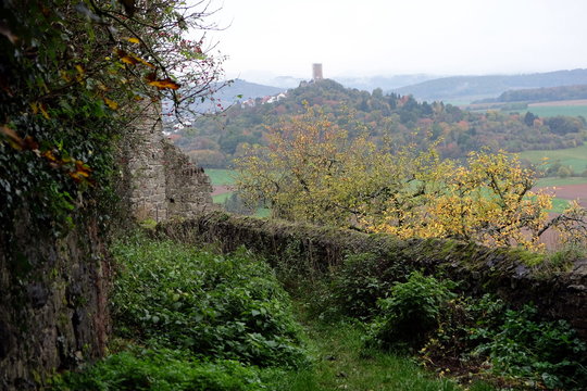 Blick auf die Burgruine in Vetzberg im Herbst