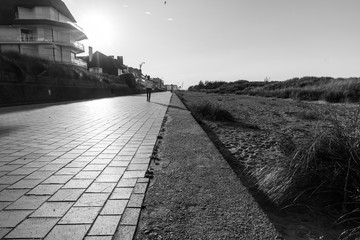 digue sable plage et bord de mer contre-jour noir et blanc