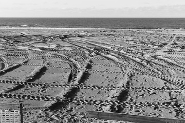 Plage ciel et mer noir et blanc