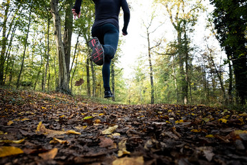 Mann beim joggen im Wald