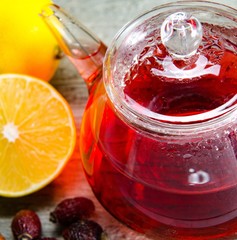The fruit berry tea in the cup served on table