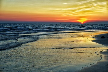 Fototapeta premium Sunset,The last light before the sun goes back to the horizon. The sun falls in the sea.