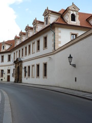 Fototapeta na wymiar street in Prague (Valdštejnská)